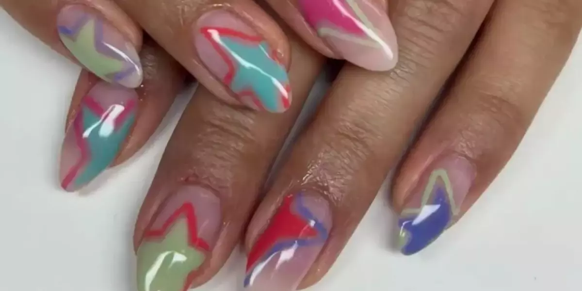 Il Ritorno della Manicure Anni Duemila: Glitter e Tonalità Fluo Rivoluzionano il Nail Style