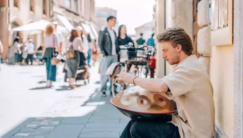 L'Evoluzione dell'Arte di Strada: Come il Busking Modella il Panorama Sonoro Urbano