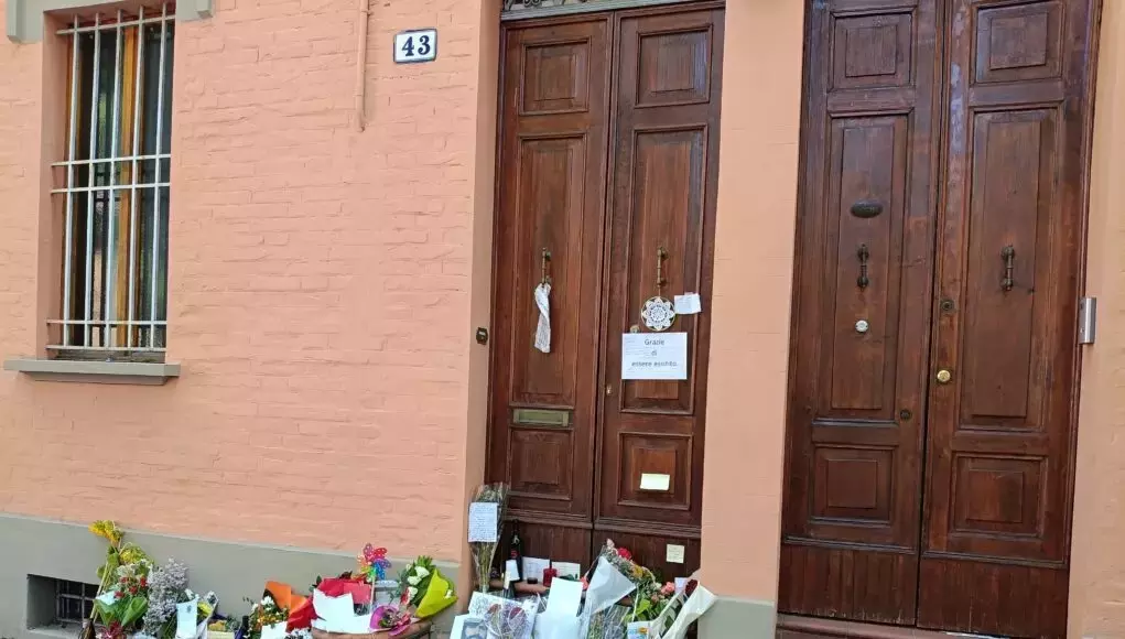 L'Eterna Presenza di Francesco Guccini in Via Paolo Fabbri 43