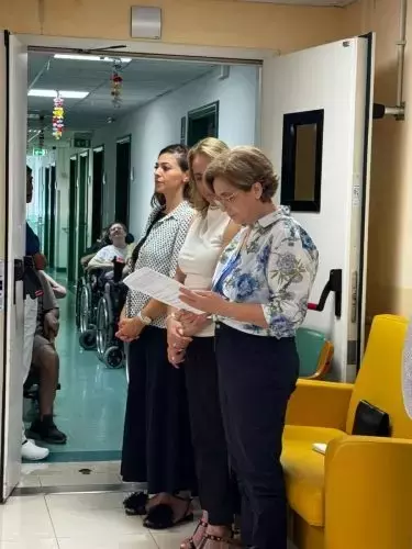 Omaggio di Gratitudine: La Famiglia Iuliano Dona una Statua della Madonna alla RSA Villa Donatello