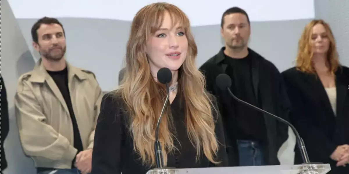 Jennifer Lawrence sfoggia la "frangia a farfalla" per un look autunnale rivoluzionario