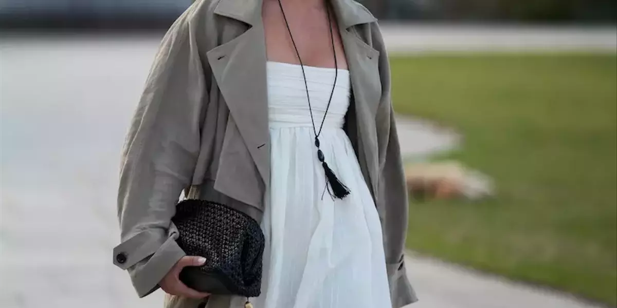 L'Eleganza Versatile: Come Abbinare l'Abito Bianco con il Trench per un Look Senza Tempo