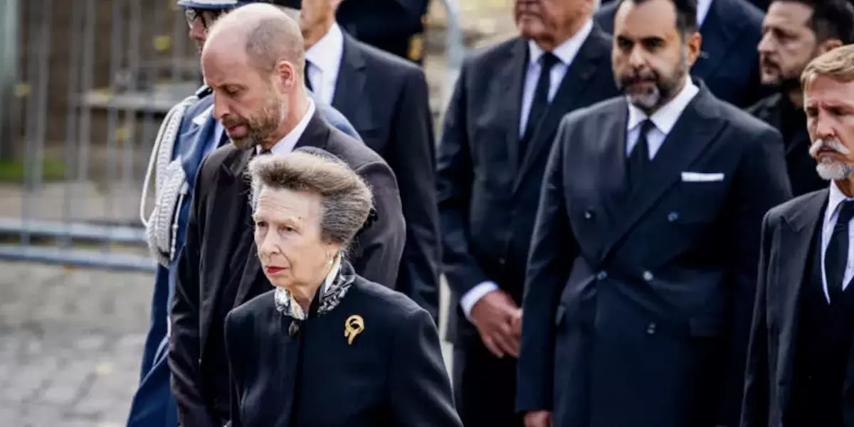 L'Eleganza del Cerchietto Nero: Un Accessorio Regale ai Funerali di Re Harald