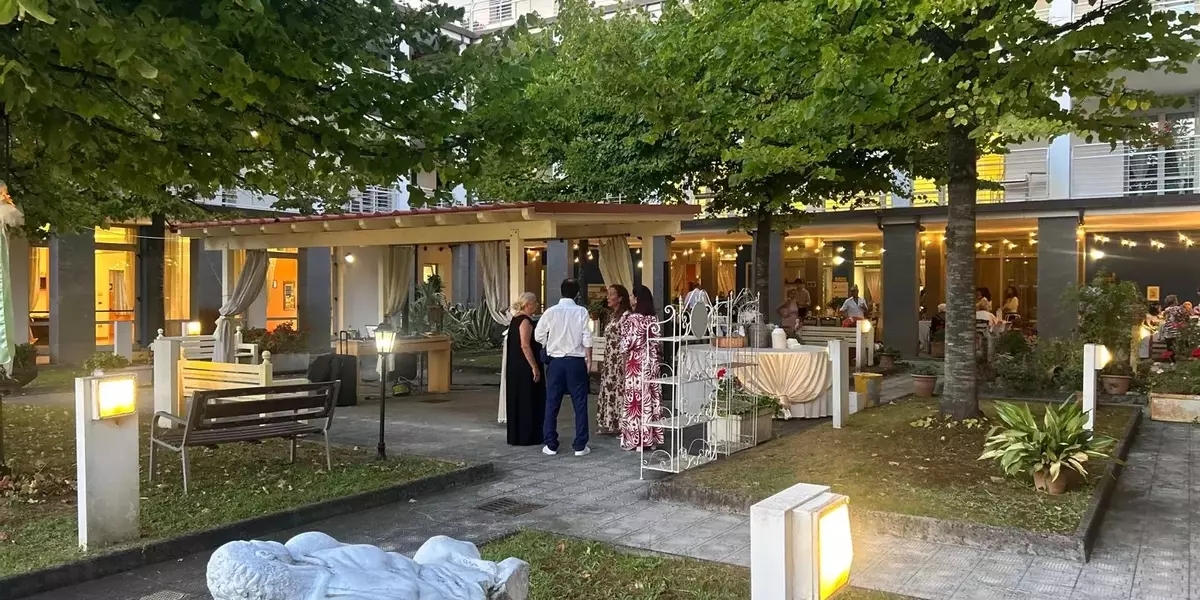 Cena Sotto le Stelle a Villa Alfieri: Un Addio Estivo Ricco di Emozioni e Comunità