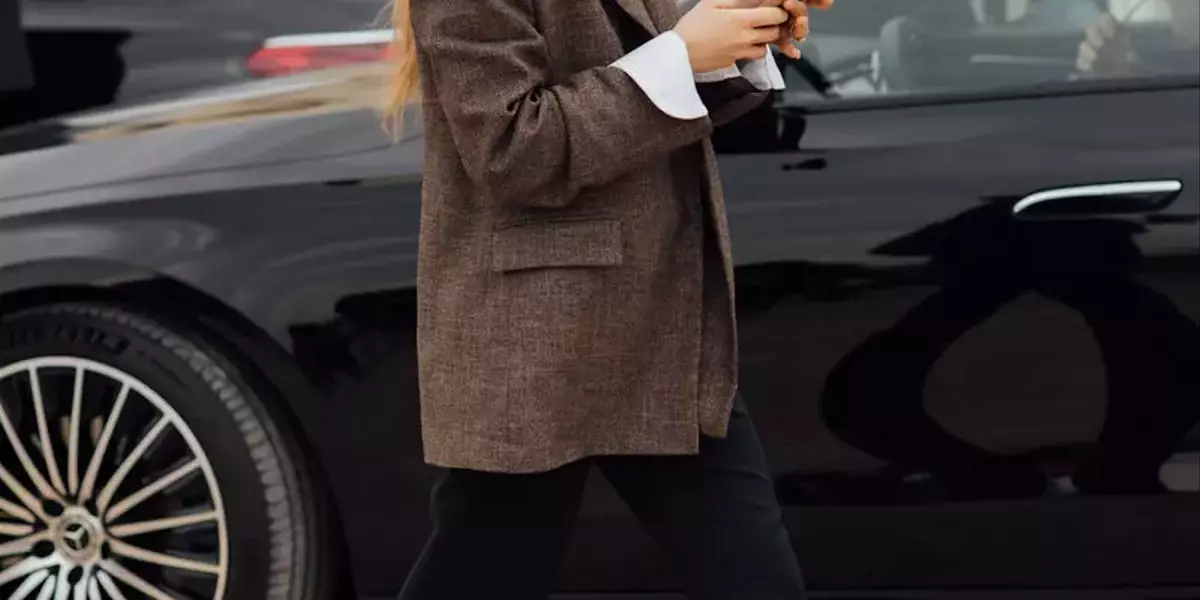 Il ritorno dei pantaloni neri stile Anni '90: eleganza senza tempo per l'autunno