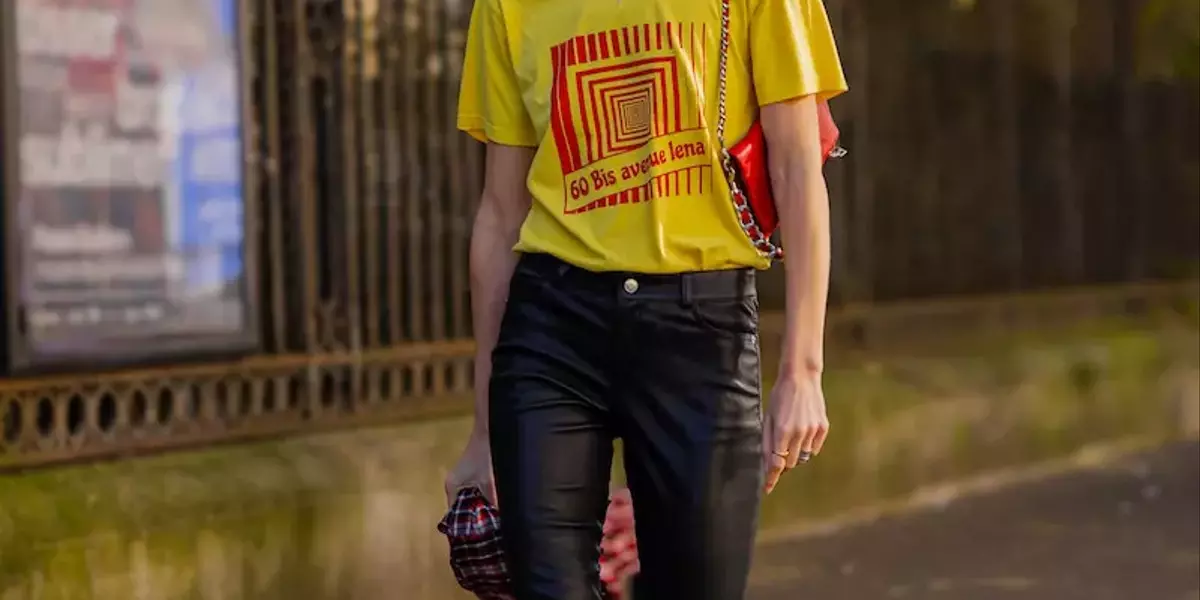 L'Accoppiata Imbattibile: T-shirt Stampata e Pantaloni in Pelle per un Look Audace