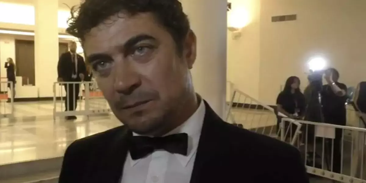 Riccardo Scamarcio celebra la paternità con il Premio Orizzonti a Venezia