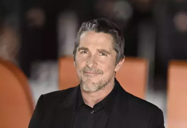 Christian Bale: da eroe dello schermo a costruttore di speranza per i bambini affidati