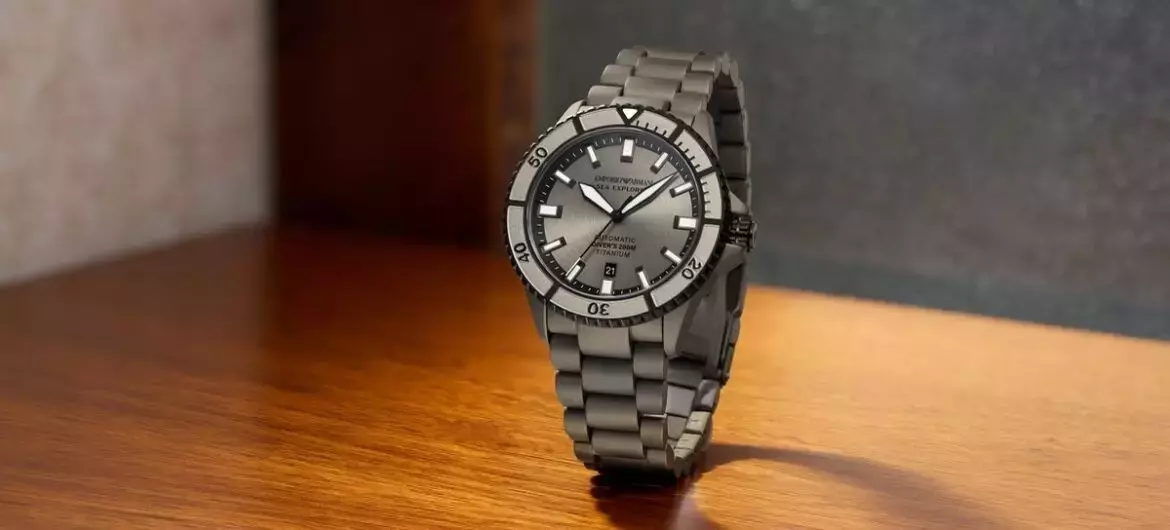 Emporio Armani lancia il Sea Explorer in titanio ultra-leggero con Nicolò Martinenghi
