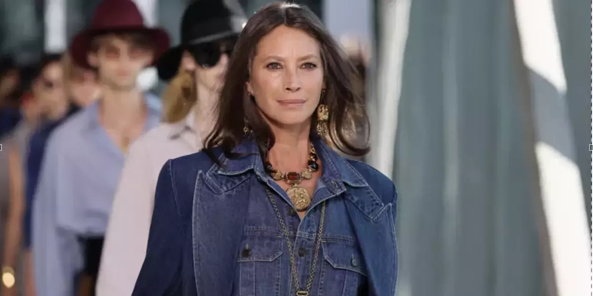 Christy Turlington sfila con orgoglio i capelli grigi in passerella