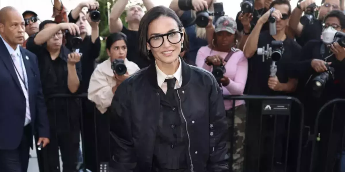 Demi Moore ridefinisce l'eleganza con un micro bob ultra lucido alla Settimana della Moda di New York