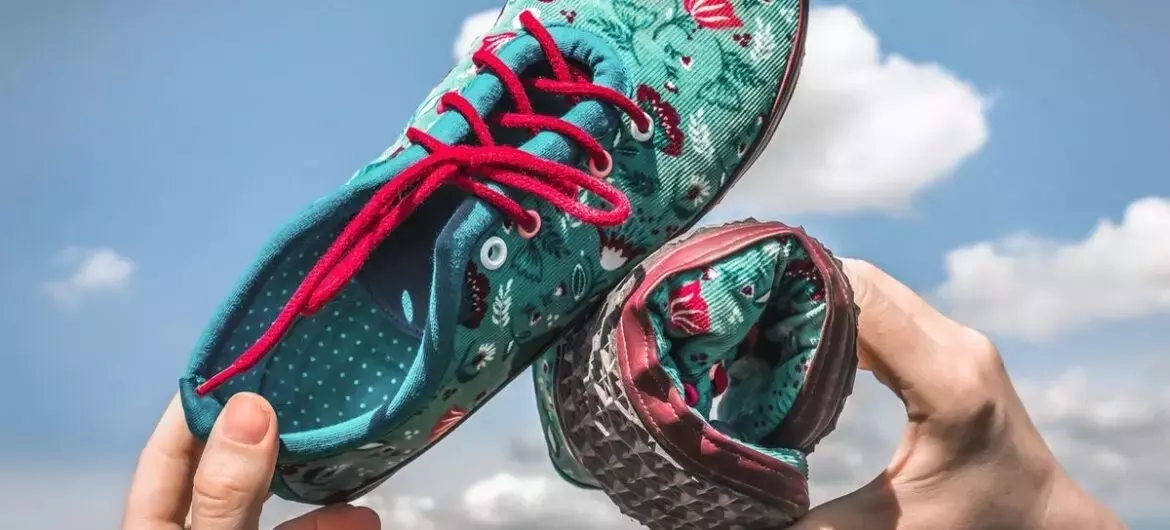 L'arte di camminare a piedi nudi: l'ascesa delle scarpe minimaliste da uomo
