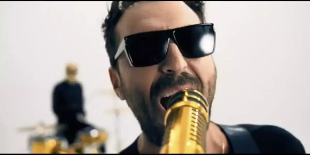 Cesare Cremonini lancia il singolo "Paparazzi" e annuncia il tour "Amateur"