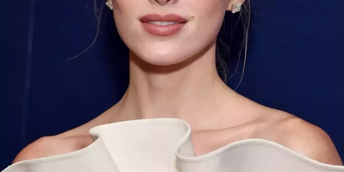 Phoebe Dynevor e Cameron Fuller: Un Matrimonio da Favola in Provenza con un Look Nuziale Ispirato a Bridgerton
