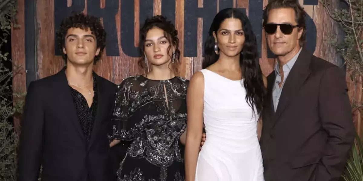 Matthew McConaughey e Famiglia Illuminano il Red Carpet con l'Amico Woody Harrelson