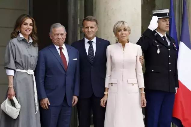 Rania di Giordania incanta Parigi: un'icona di stile e carisma all'incontro con i Macron