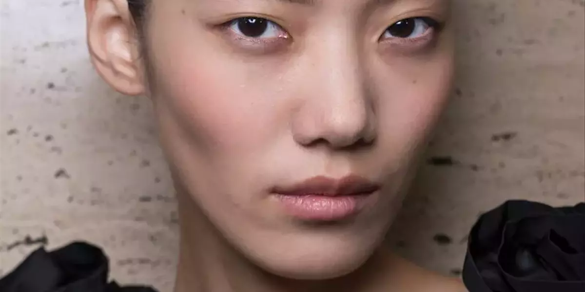 Unghie Autunnali di Velluto: L'Innovazione di Simone Rocha e le Sopracciglia Gioiello