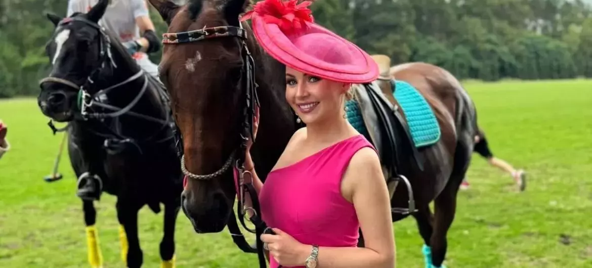 Anna Maria Rożek Stupisce con un Look Rosa Eleganza al Club di Polo di Varsavia