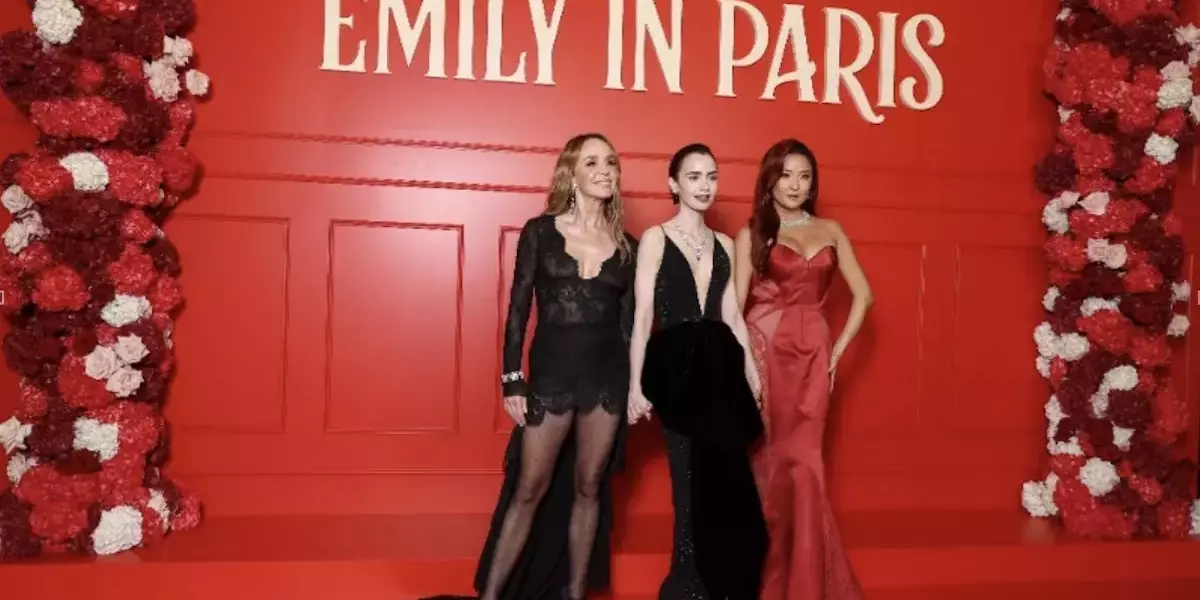 Lily Collins dice addio a Emily Cooper e si prepara a interpretare Audrey Hepburn