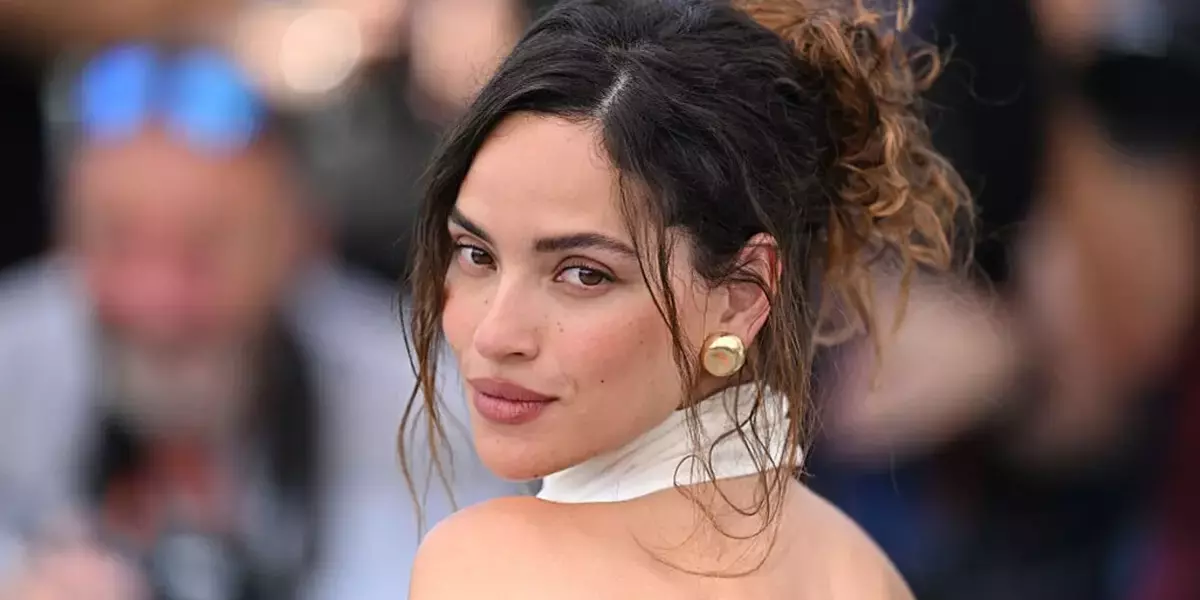 Capelli “Espresso”: La Nuova Tonalità Scura Adottata da Hailey Bieber che Conquista l'Autunno