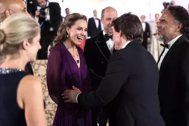 Il Fascino Innegabile di Tom Cruise: Un Sorriso Reale per la Premi￨re di "Digger"