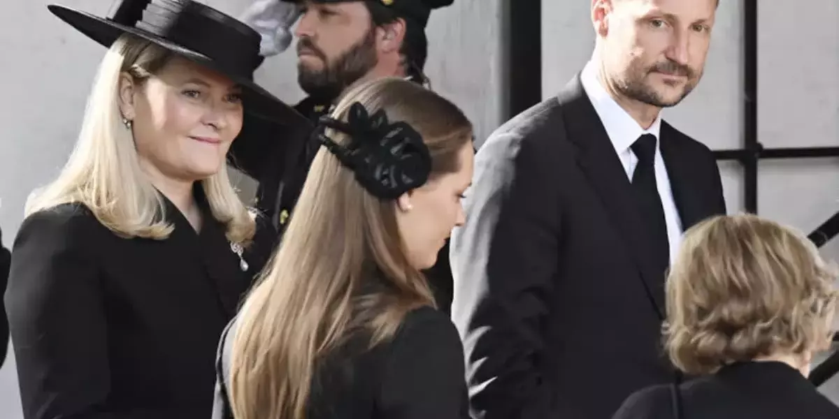 La Famiglia Reale Norvegese Rende Omaggio alla Principessa Astrid in una Cerimonia di Lutto