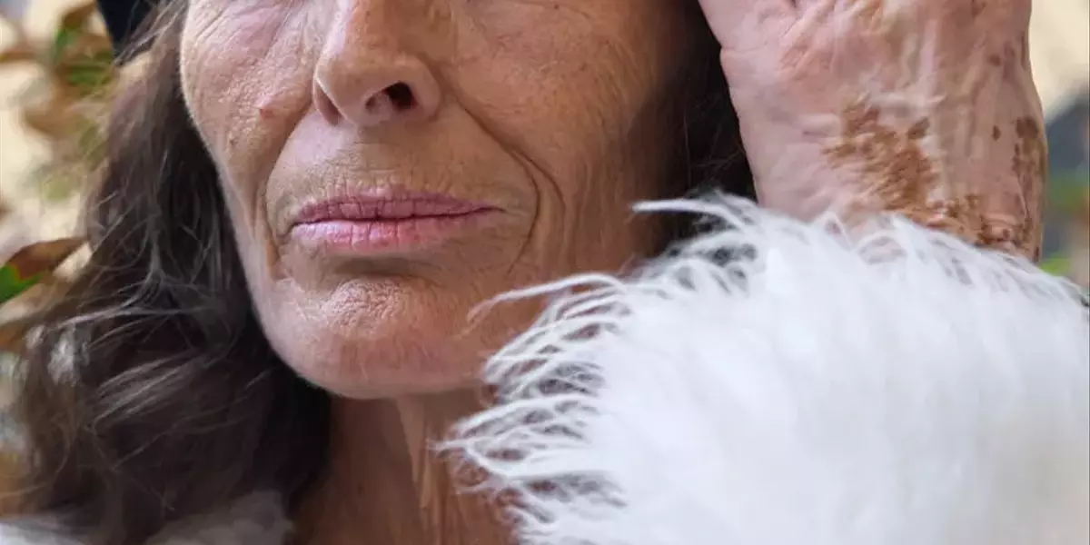 Venerdì Pomeriggio sfida i canoni di bellezza: mani rugose e macchiate sfilano in passerella