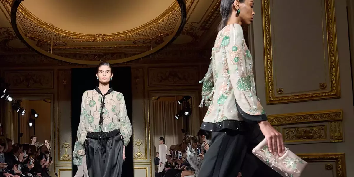L'Evoluzione Scintillante di Giorgio Armani: Omaggio e Rinascita sulla Passerella