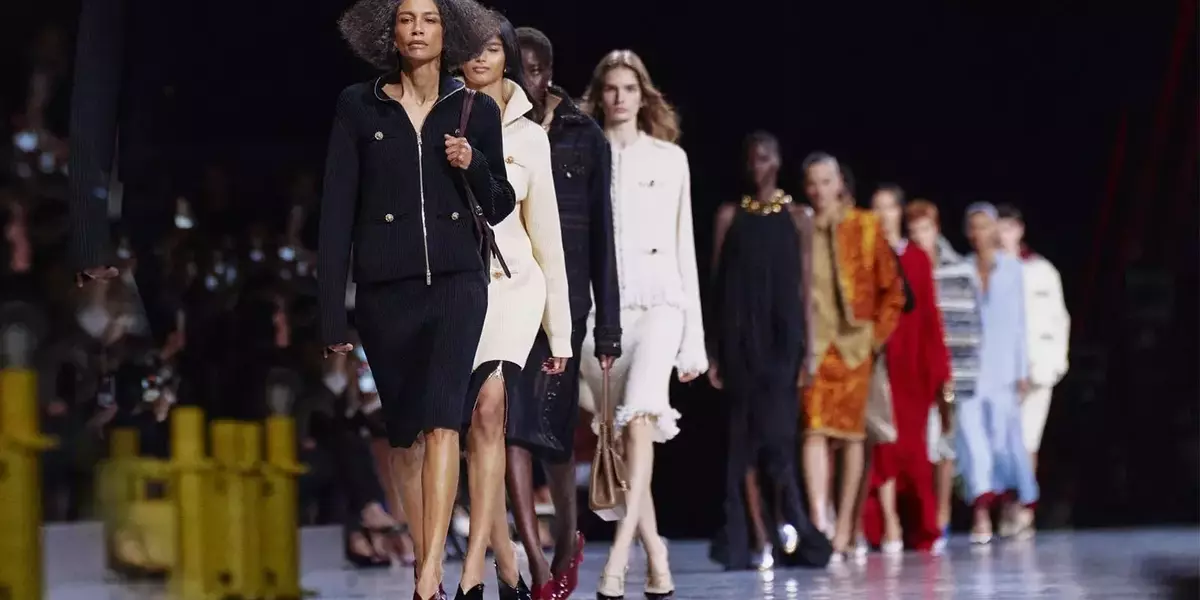 Chanel Ritorna alle Radici a Deauville per la Sfilata Cruise 2027/28