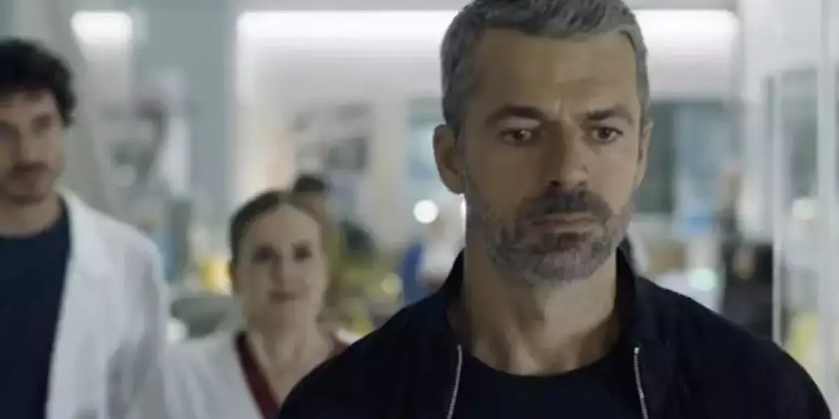 "Doc – Nelle Tue Mani": Il Ritorno Trionfale di Fanti e le Sfide della Sanità