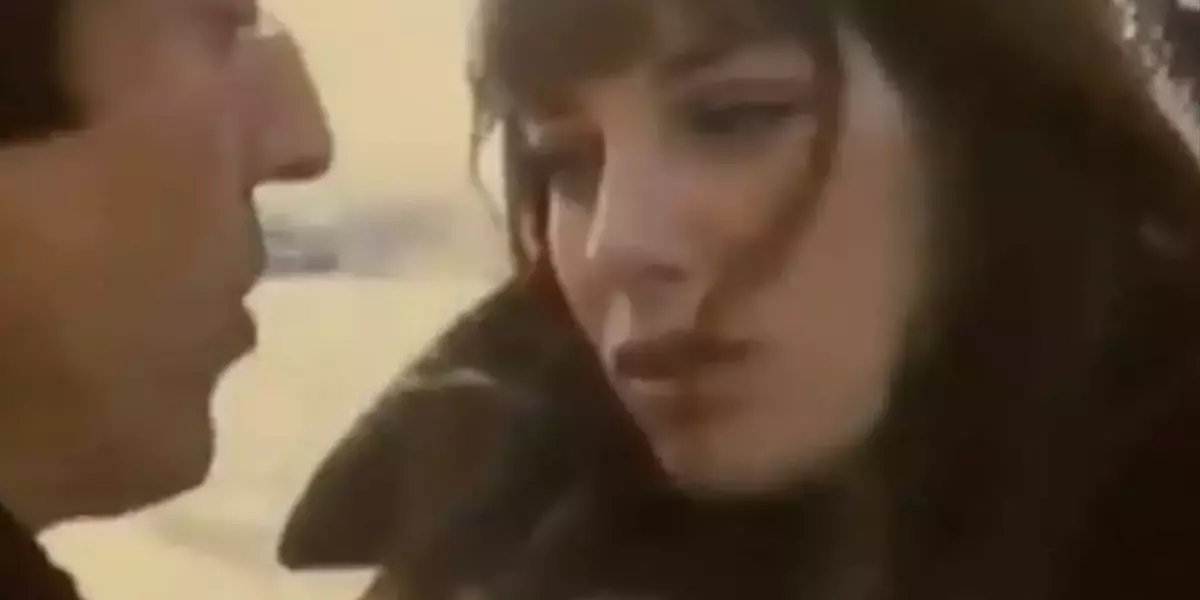 Jeanne Damas e la Ridefinizione dello Stile Parigino: Eleganza Autentica tra Cliché e Innovazione