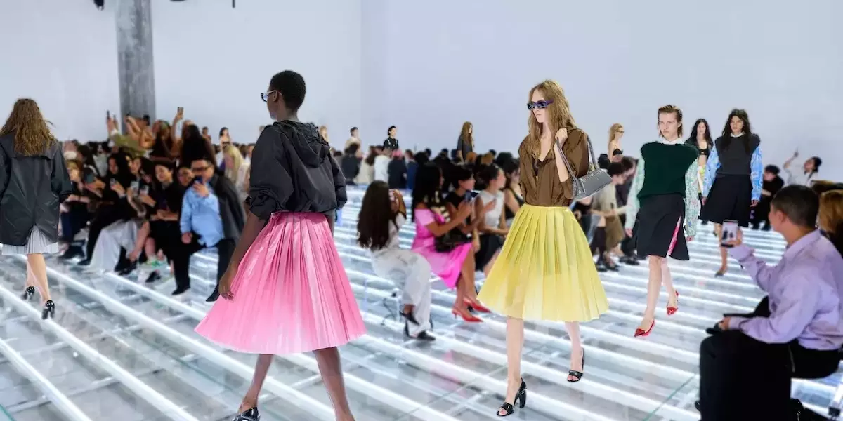 Le Scenografie Più Creative delle Sfilate della Milano Fashion Week PE27