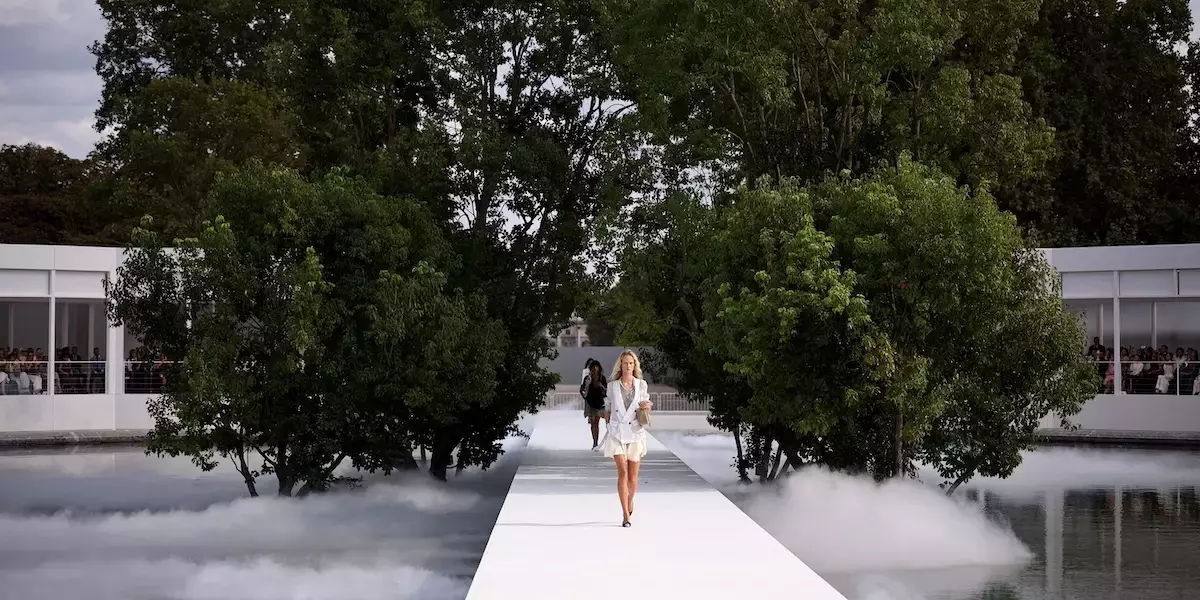 Dior incanta Parigi con una sfilata ispirata alla natura