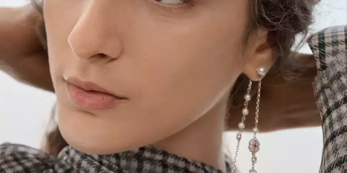 Dior PE 2027: L'Eleganza Fiabesca tra Make-up Argentato e Manicure Pitonata