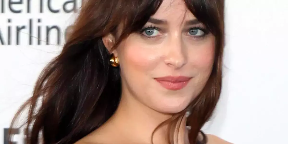 Dressing tematico: Dakota Johnson e Anne Hathaway Incantano con Stili Opposti sul Red Carpet di 'Verity'