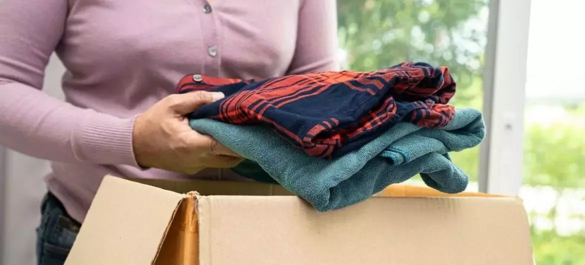 Donare Abiti: Un Gesto di Solidariet&agrave; Che Libera Spazio e Aiuta Chi Ha Bisogno