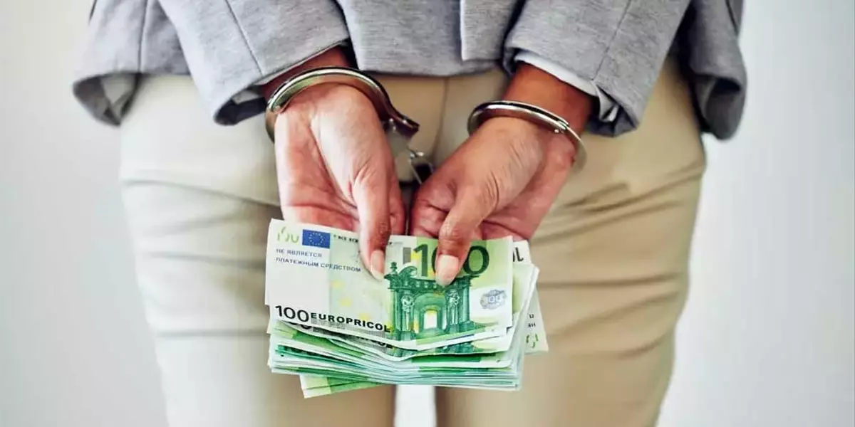 Affrontare i sospetti di furto da parte di una badante: una guida completa