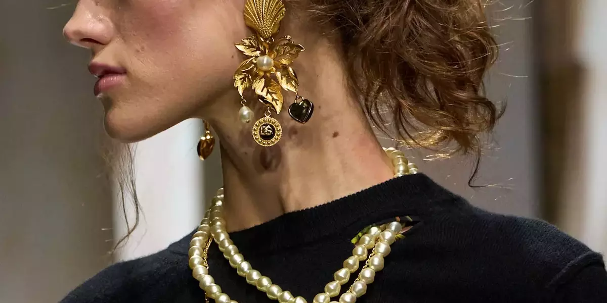 L'Ascesa Trionfale degli Accessori per Capelli: Cerchietti, Fermagli e Fiocchi Conquistano le Passerelle e lo Street Style