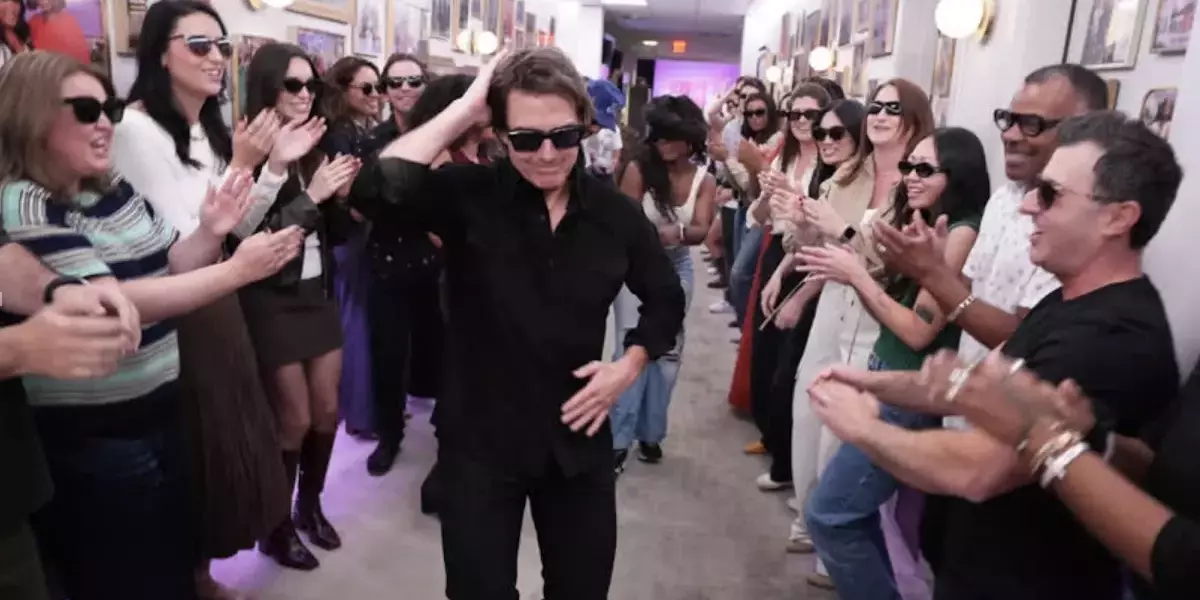 Tom Cruise Reinterpreta la Scena Iconica di "Risky Business" al Jennifer Hudson Show