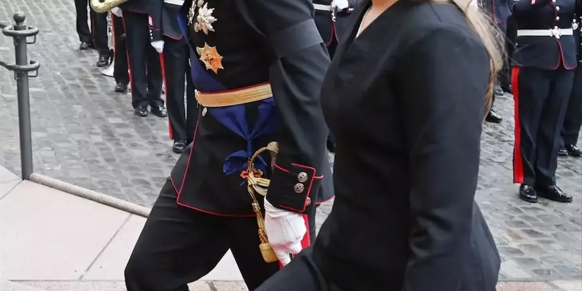 Ingrid Alexandra di Norvegia: Eleganza Reale tra Lutto e Accessori Capelli Audaci