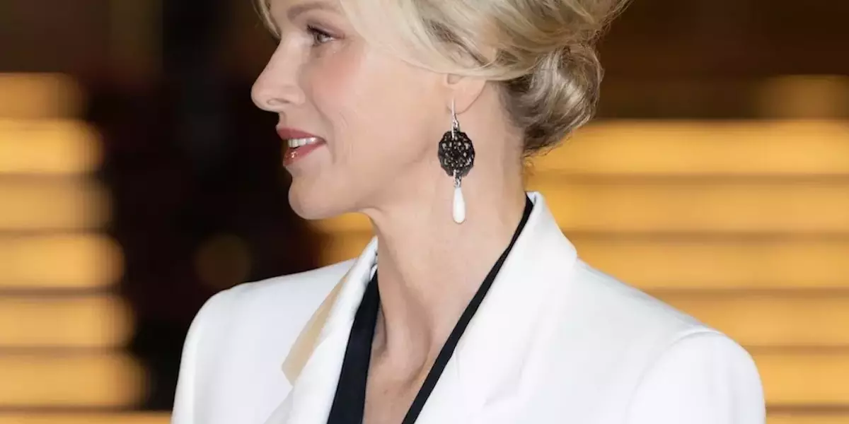 Charlène di Monaco: Eleganza Reale e Versatilità Acconciature