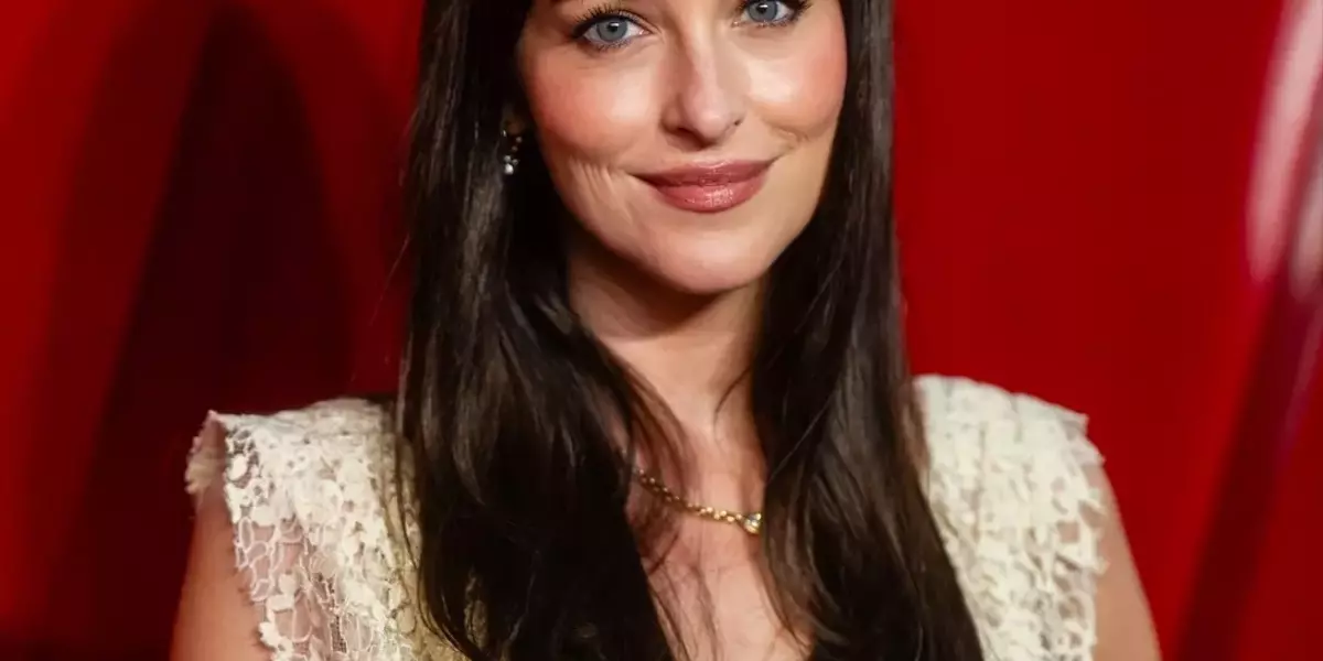 L&rsquo;Effetto Dakota Johnson: Il Segreto Dietro la Sua Naturale Eleganza e il Fascino Senza Tempo