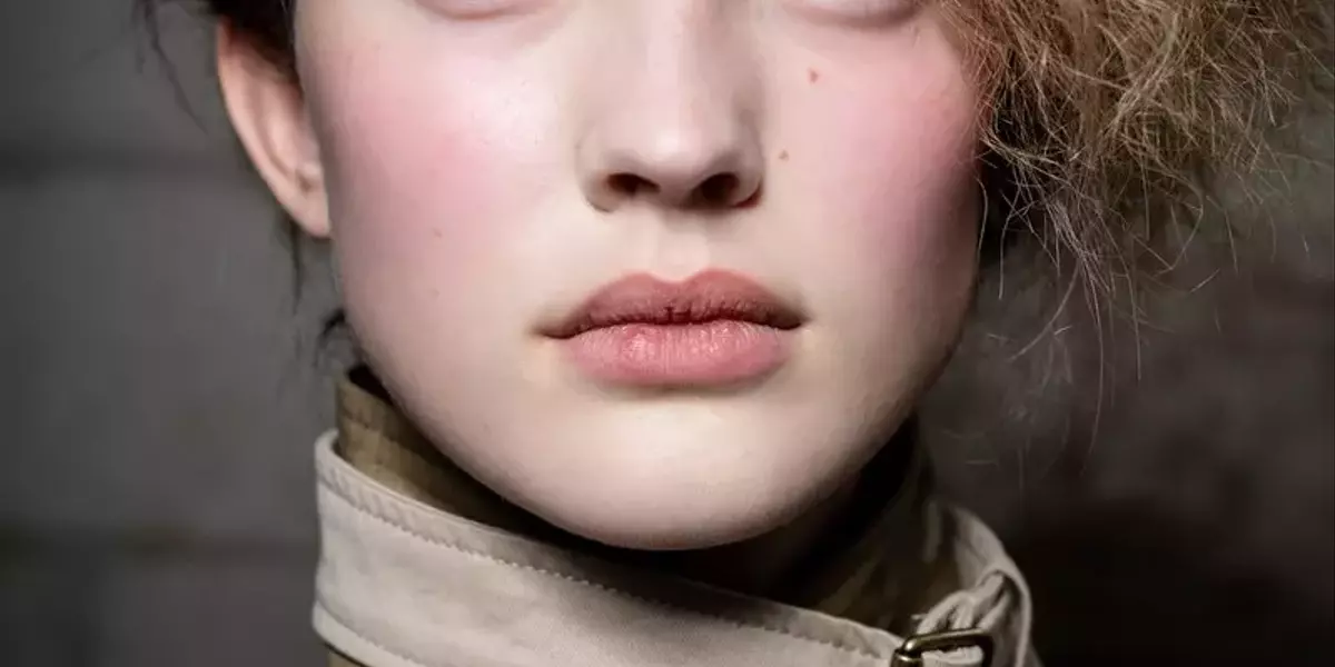 Il ritorno del rosa: nuove tendenze trucco e capelli dalla Paris Fashion Week