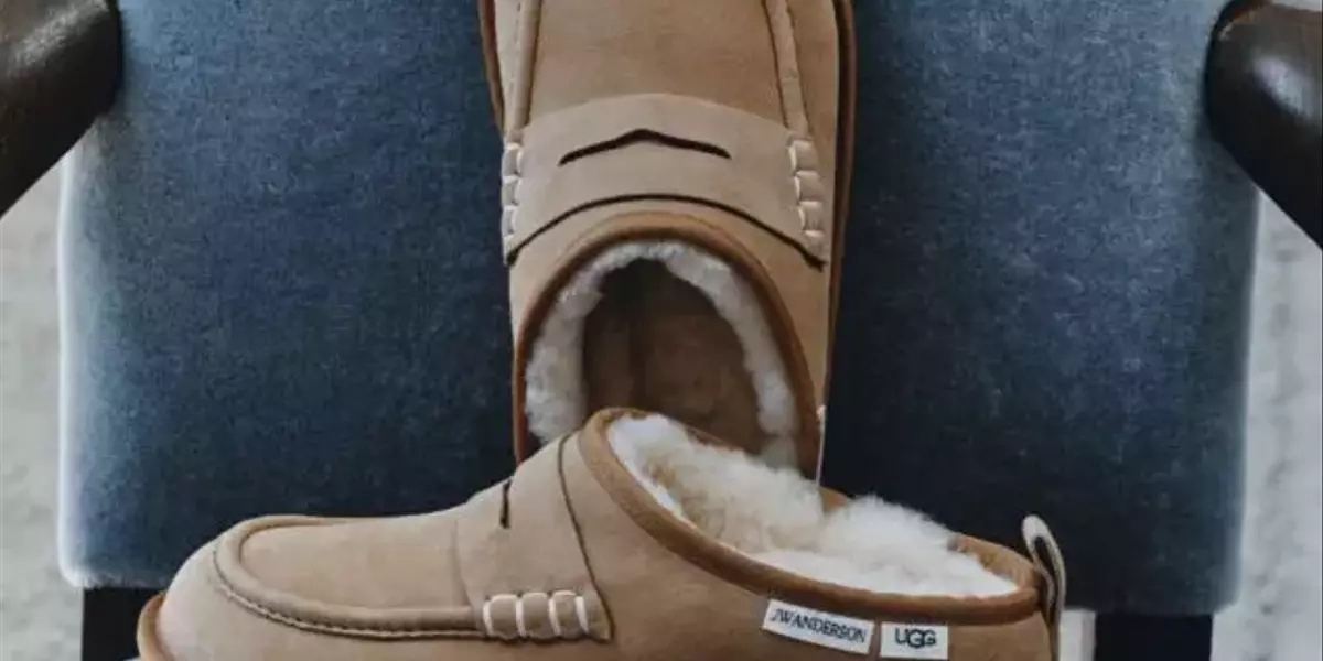 La nuova collaborazione UGG x JW Anderson reinventa l'iconico stivale con un tocco di eleganza scamosciata