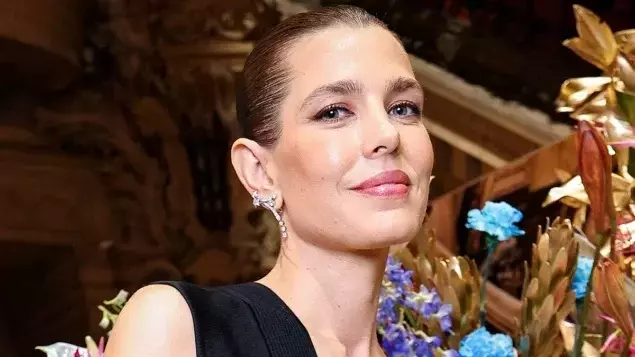Charlotte Casiraghi brilla con gli earcuff astrali di Chanel all'Opéra di Parigi
