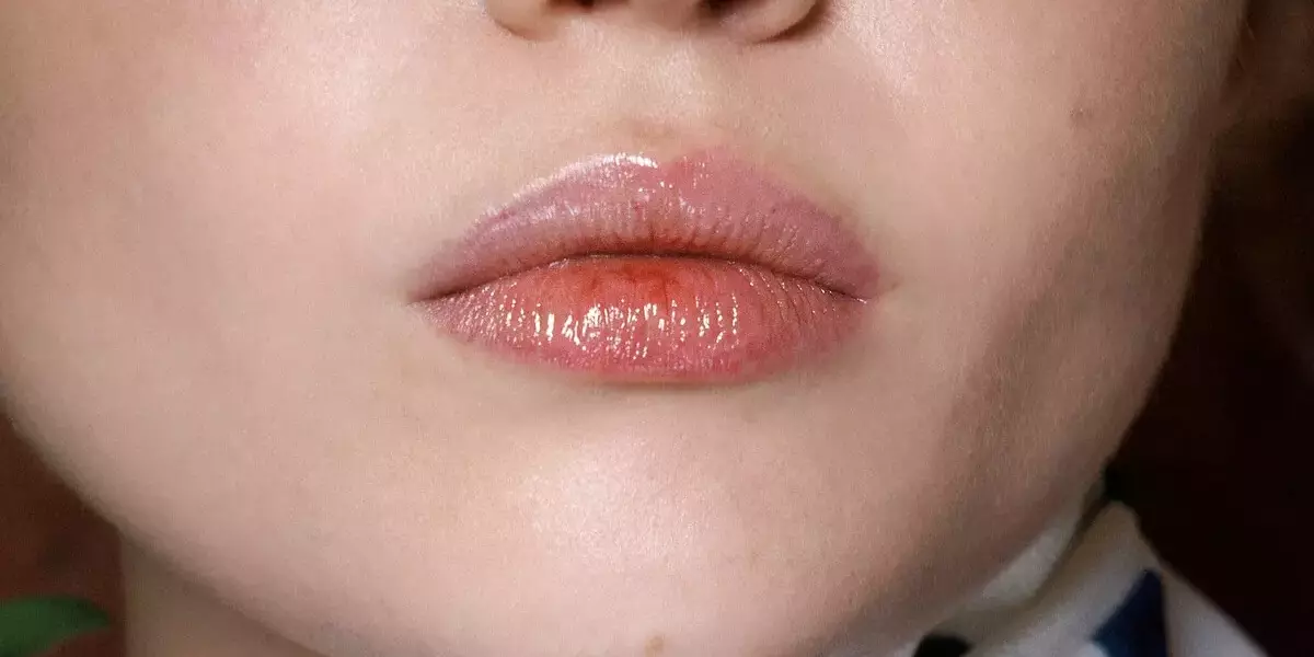 Il Segreto di TikTok per un Contorno Occhi Perfetto: Il Gloss Inaspettato