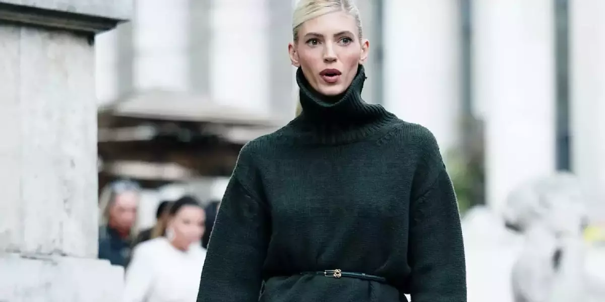 Pullover Rosso e Camicia Grigia: Il Classico Incontra la Novità Cromatica