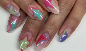 Il Ritorno della Manicure Anni Duemila: Glitter e Tonalità Fluo Rivoluzionano il Nail Style