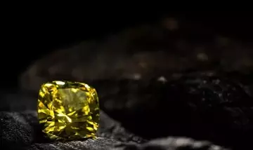Lo Zaffiro Giallo: Un Simbolo Millenario di Prosperità e Saggezza
