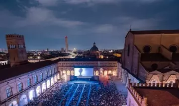 Bologna illumina le notti estive: "Sotto le stelle del Cinema" incanta Piazza Maggiore e il Modernissimo